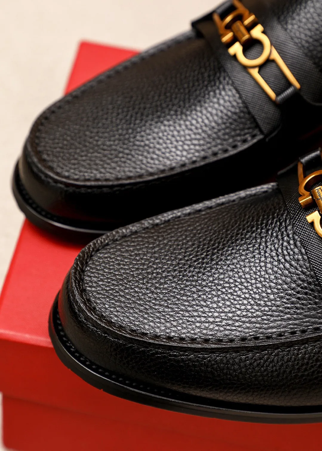 Men's shoes 💰480💐 Product trademark: Ferragamo "Ferragamo" casual leather shoes Regular size: 38-44 (45.46🉑️customized) Product materials: Selected imported first-layer pebbled cowhide leather upper + luxury hardware buckle, imported water-dyed cowhide leather lining. Strong three-dimensional visual effect, original outsole color: 2 colors available